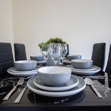 Newly Launched Two Bedroom House By Den Accommodation Short Lets & Serviced Accommodation With Garden 런던 외부 사진