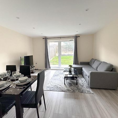 Newly Launched Two Bedroom House By Den Accommodation Short Lets & Serviced Accommodation With Garden 런던 외부 사진
