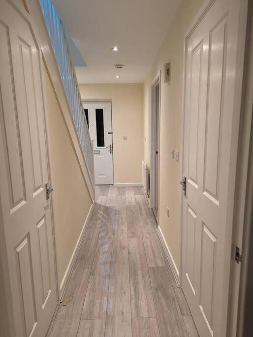 Newly Launched Two Bedroom House By Den Accommodation Short Lets & Serviced Accommodation With Garden 런던 외부 사진