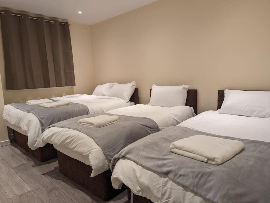 Newly Launched Two Bedroom House By Den Accommodation Short Lets & Serviced Accommodation With Garden 런던 외부 사진