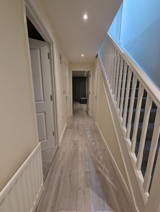 Newly Launched Two Bedroom House By Den Accommodation Short Lets & Serviced Accommodation With Garden 런던 외부 사진