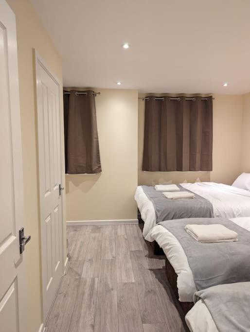 Newly Launched Two Bedroom House By Den Accommodation Short Lets & Serviced Accommodation With Garden 런던 외부 사진