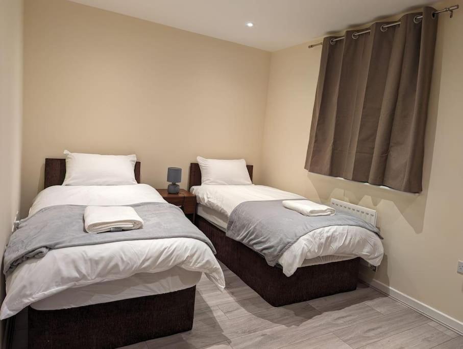 Newly Launched Two Bedroom House By Den Accommodation Short Lets & Serviced Accommodation With Garden 런던 외부 사진