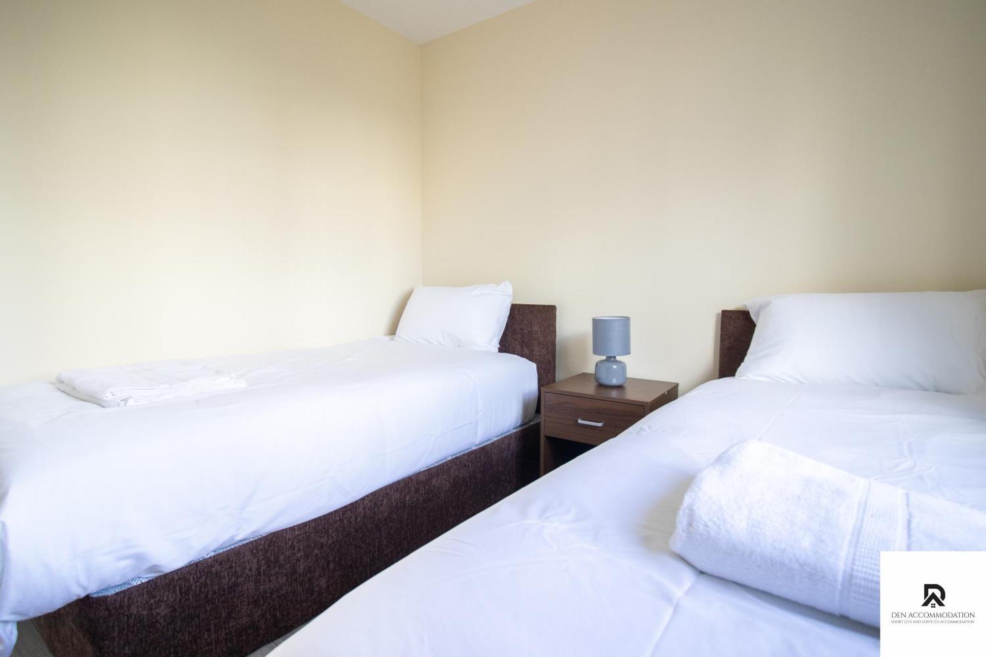 Newly Launched Two Bedroom House By Den Accommodation Short Lets & Serviced Accommodation With Garden 런던 외부 사진