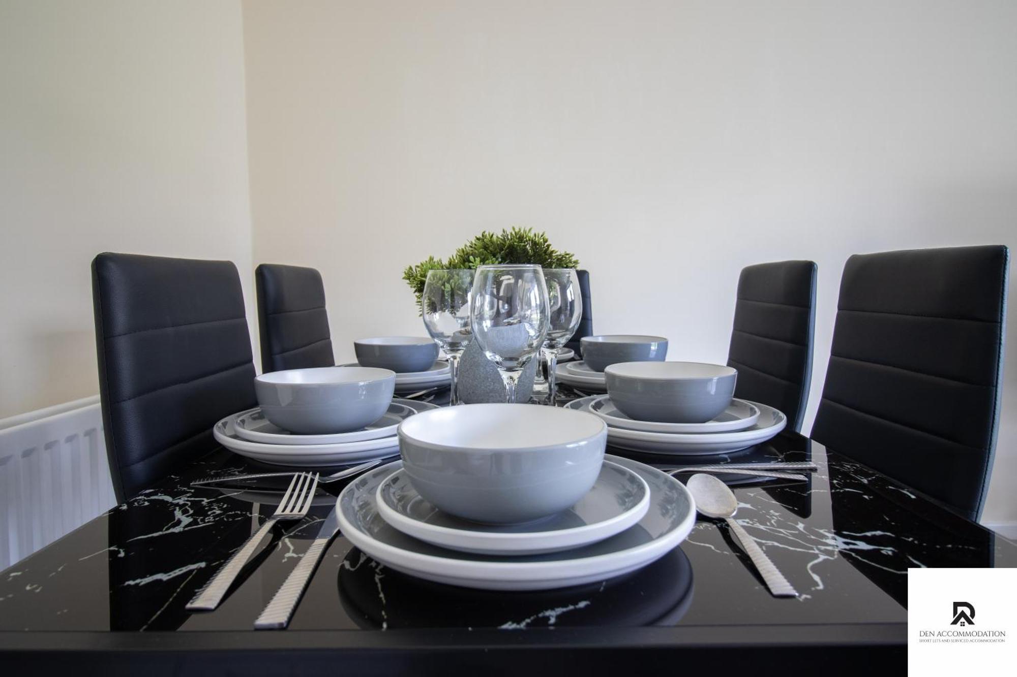 Newly Launched Two Bedroom House By Den Accommodation Short Lets & Serviced Accommodation With Garden 런던 외부 사진