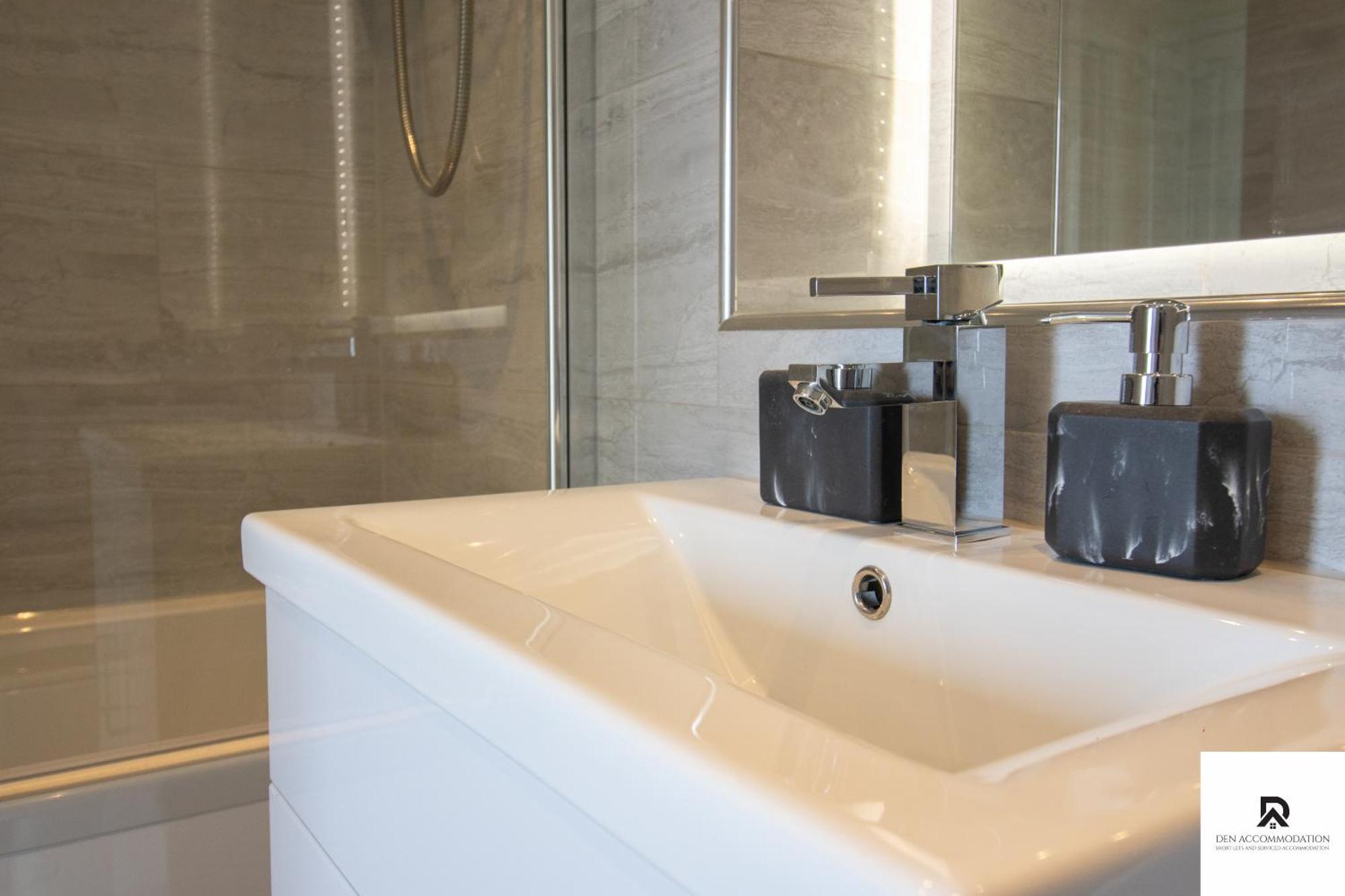 Newly Launched Two Bedroom House By Den Accommodation Short Lets & Serviced Accommodation With Garden 런던 외부 사진