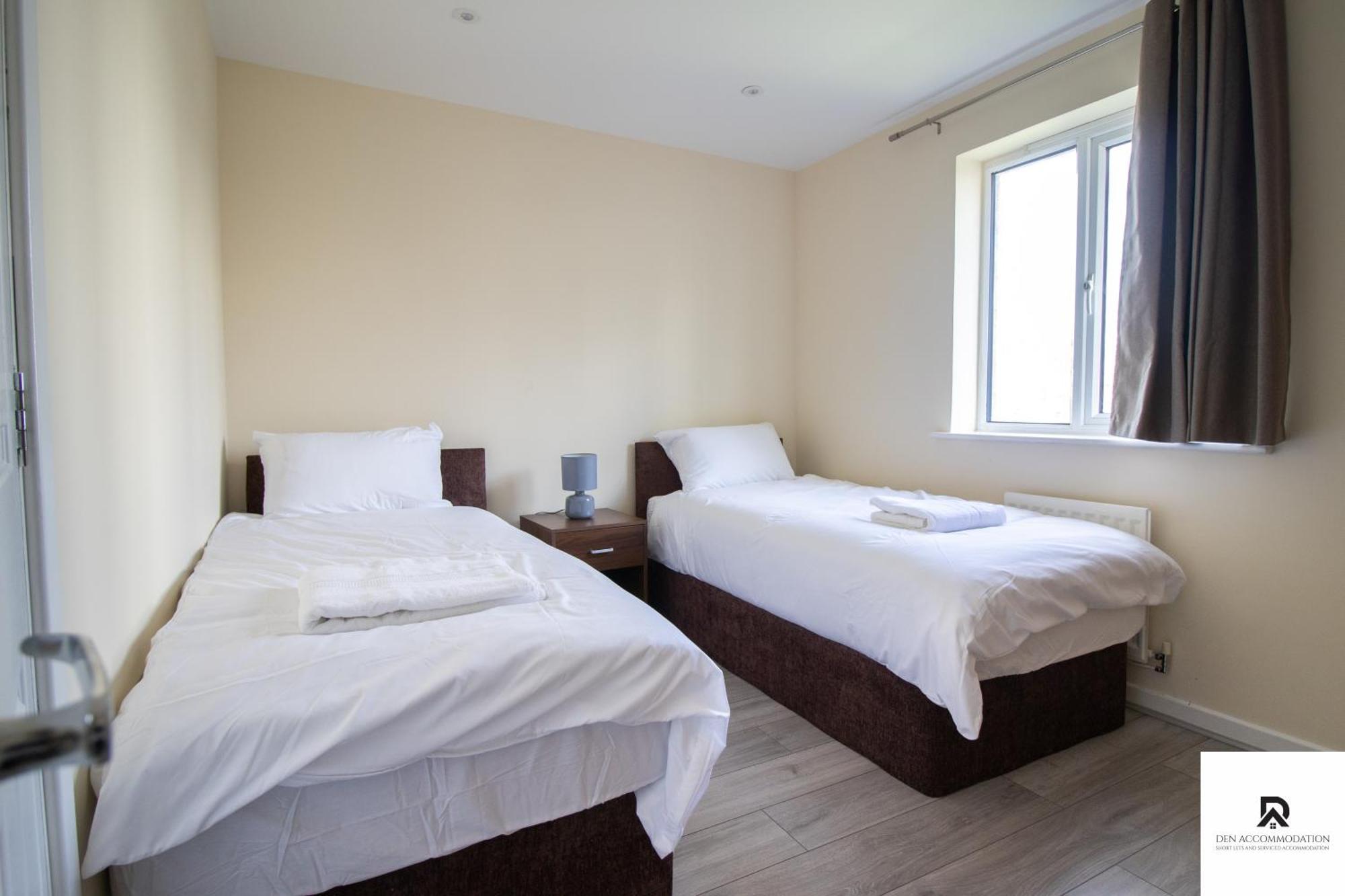 Newly Launched Two Bedroom House By Den Accommodation Short Lets & Serviced Accommodation With Garden 런던 외부 사진
