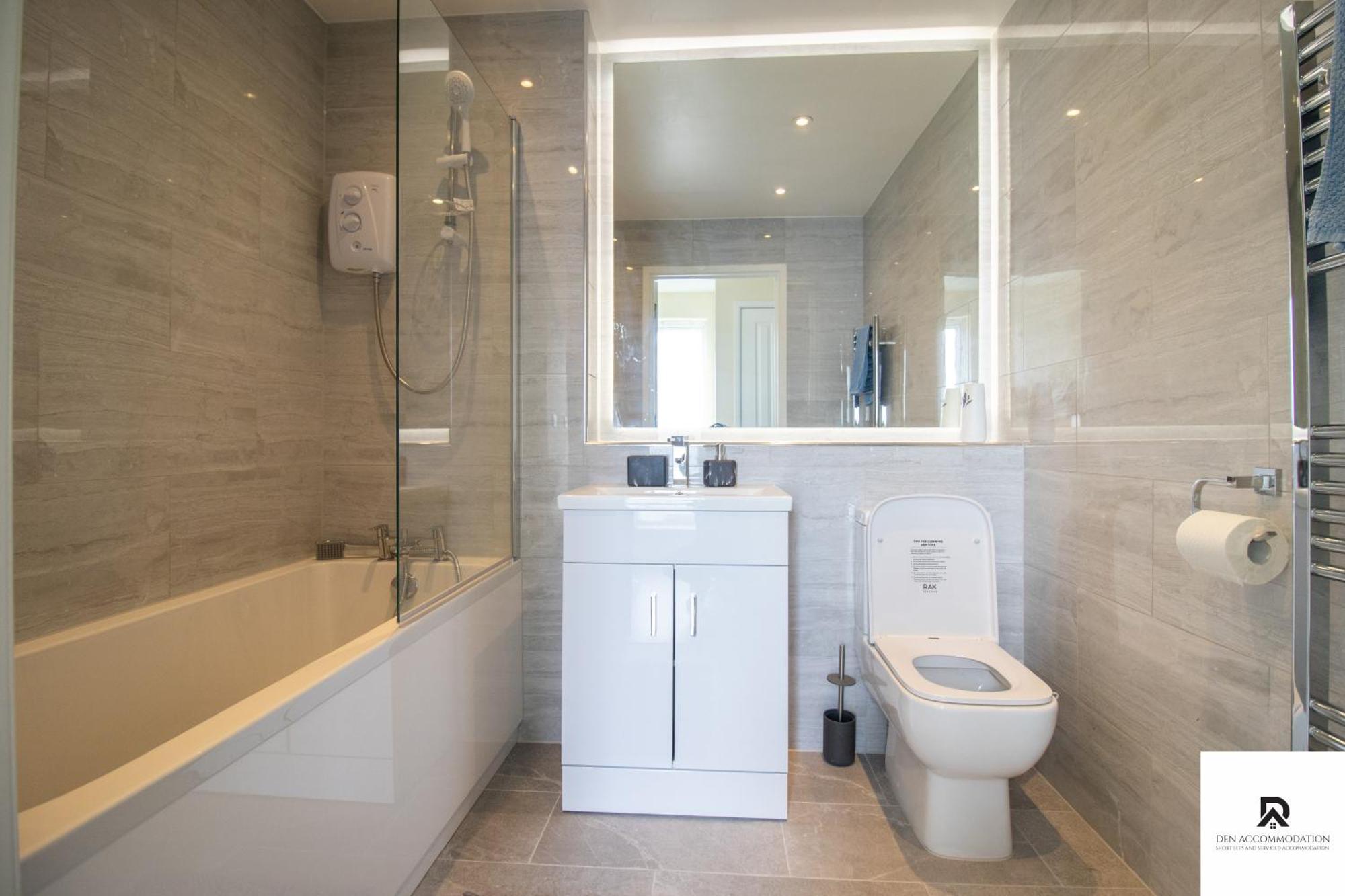 Newly Launched Two Bedroom House By Den Accommodation Short Lets & Serviced Accommodation With Garden 런던 외부 사진
