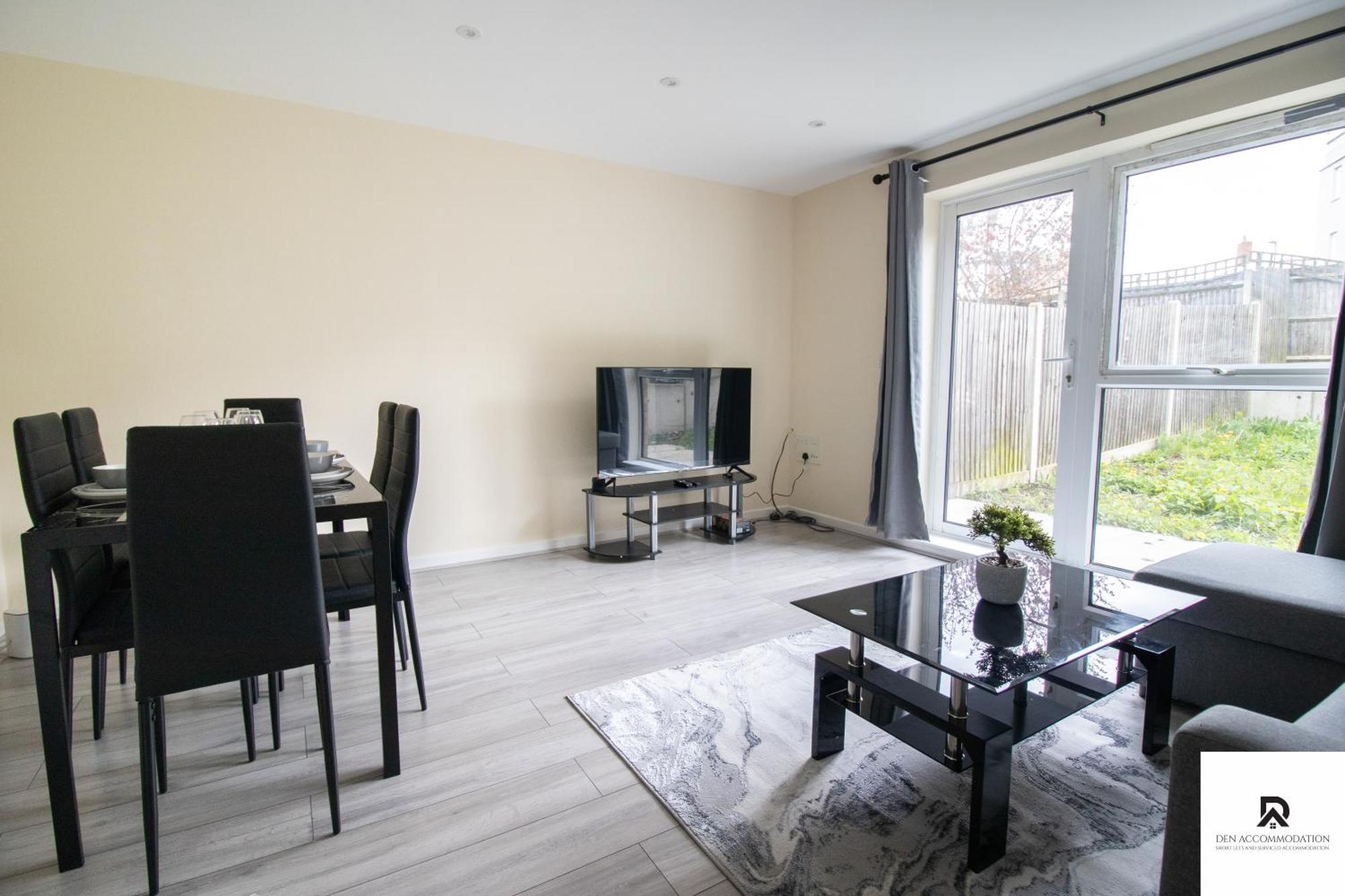 Newly Launched Two Bedroom House By Den Accommodation Short Lets & Serviced Accommodation With Garden 런던 외부 사진