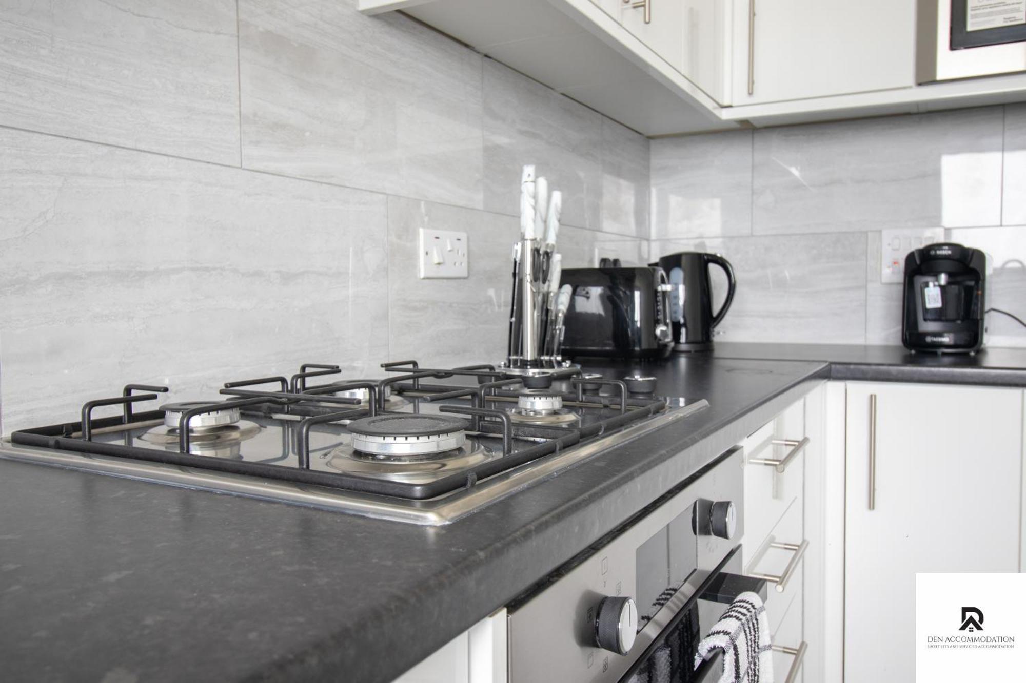 Newly Launched Two Bedroom House By Den Accommodation Short Lets & Serviced Accommodation With Garden 런던 외부 사진
