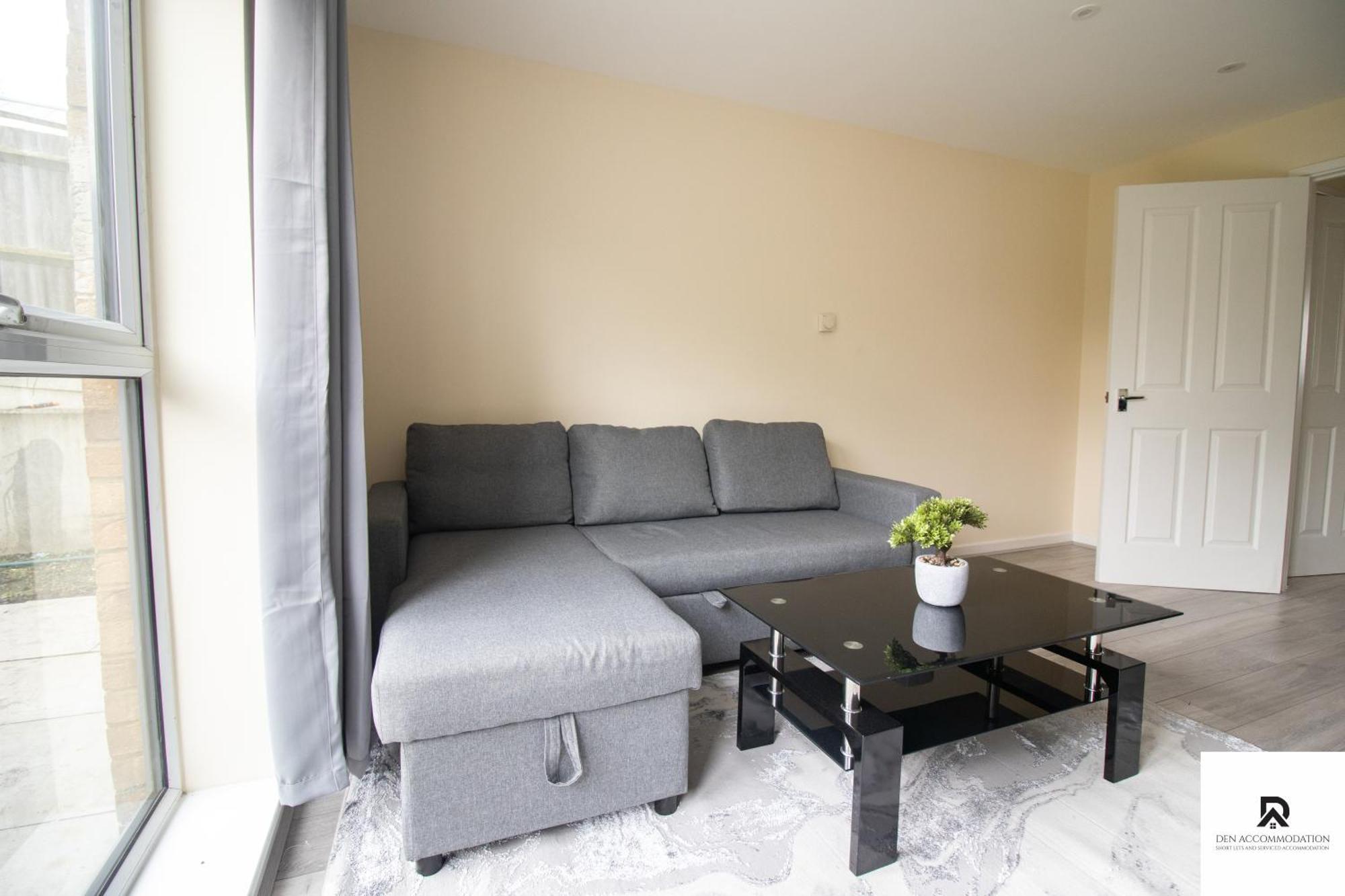Newly Launched Two Bedroom House By Den Accommodation Short Lets & Serviced Accommodation With Garden 런던 외부 사진