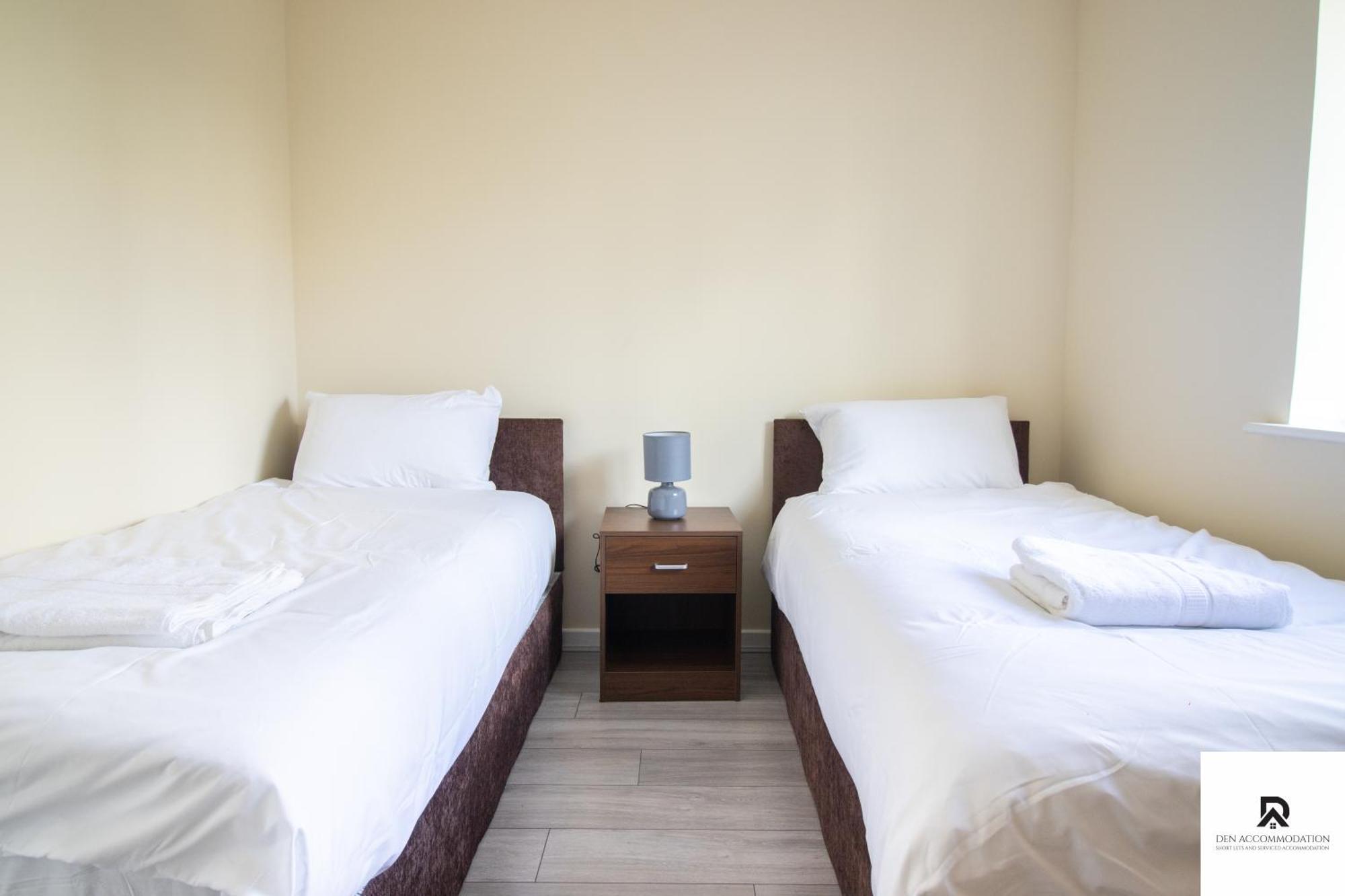 Newly Launched Two Bedroom House By Den Accommodation Short Lets & Serviced Accommodation With Garden 런던 외부 사진