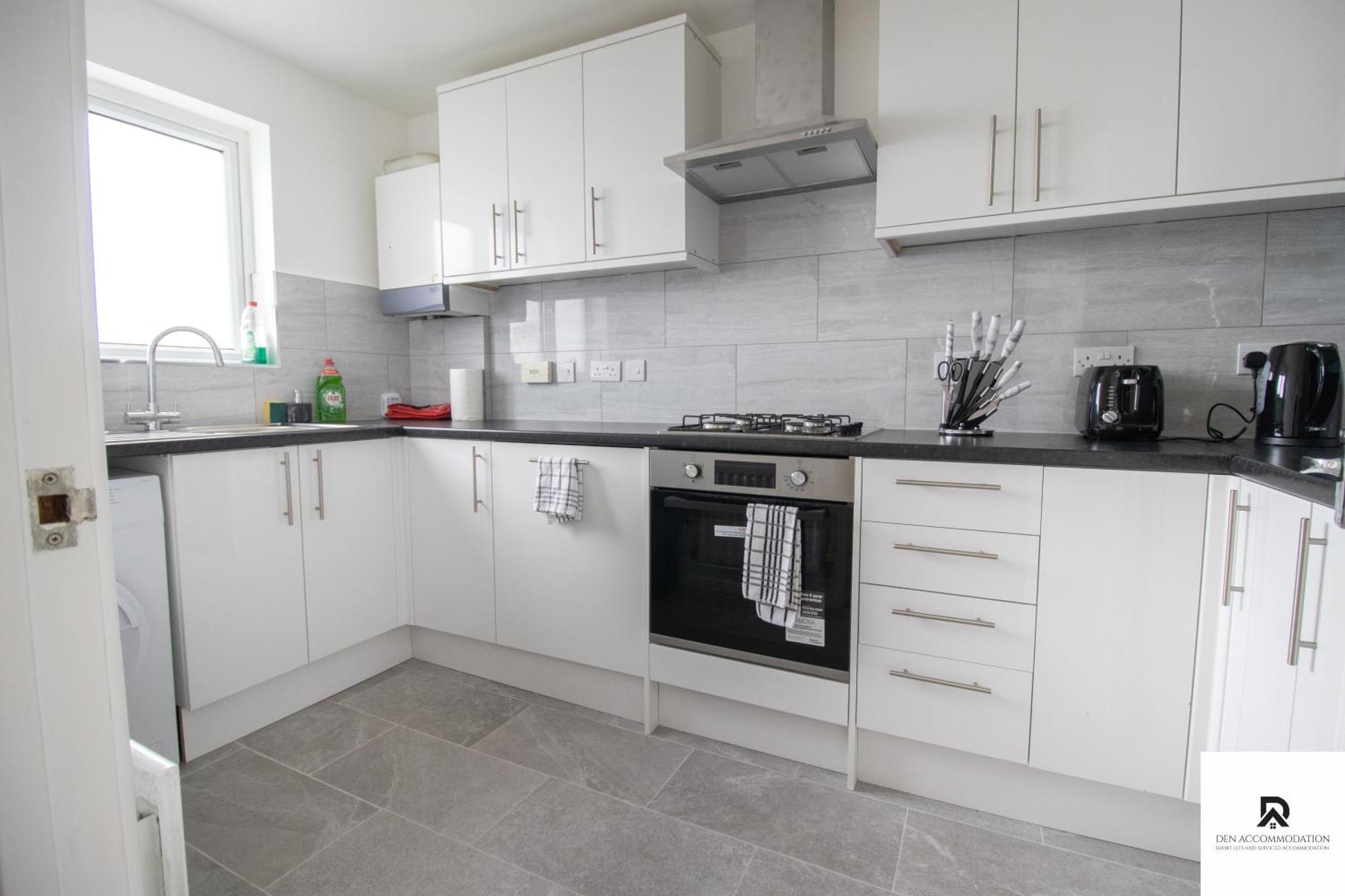 Newly Launched Two Bedroom House By Den Accommodation Short Lets & Serviced Accommodation With Garden 런던 외부 사진