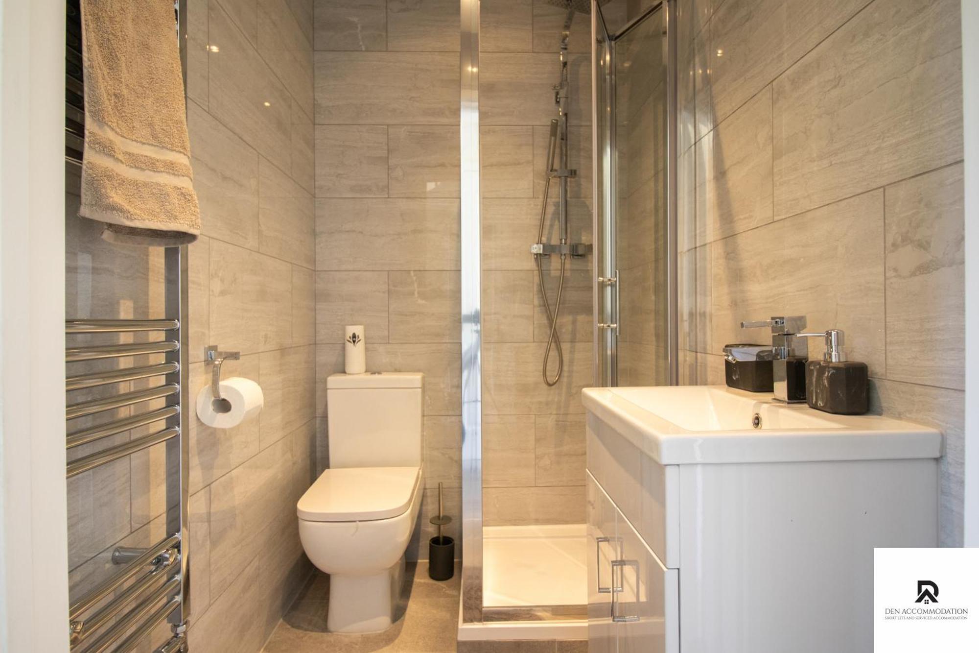 Newly Launched Two Bedroom House By Den Accommodation Short Lets & Serviced Accommodation With Garden 런던 외부 사진