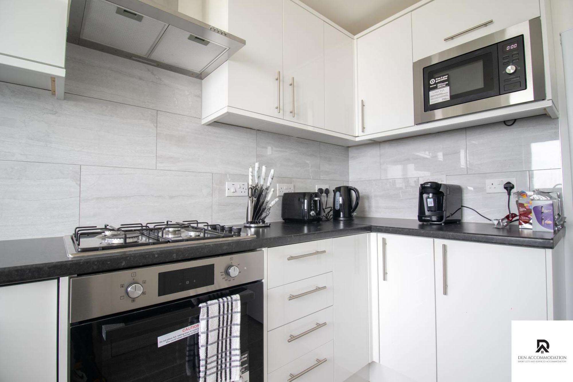 Newly Launched Two Bedroom House By Den Accommodation Short Lets & Serviced Accommodation With Garden 런던 외부 사진