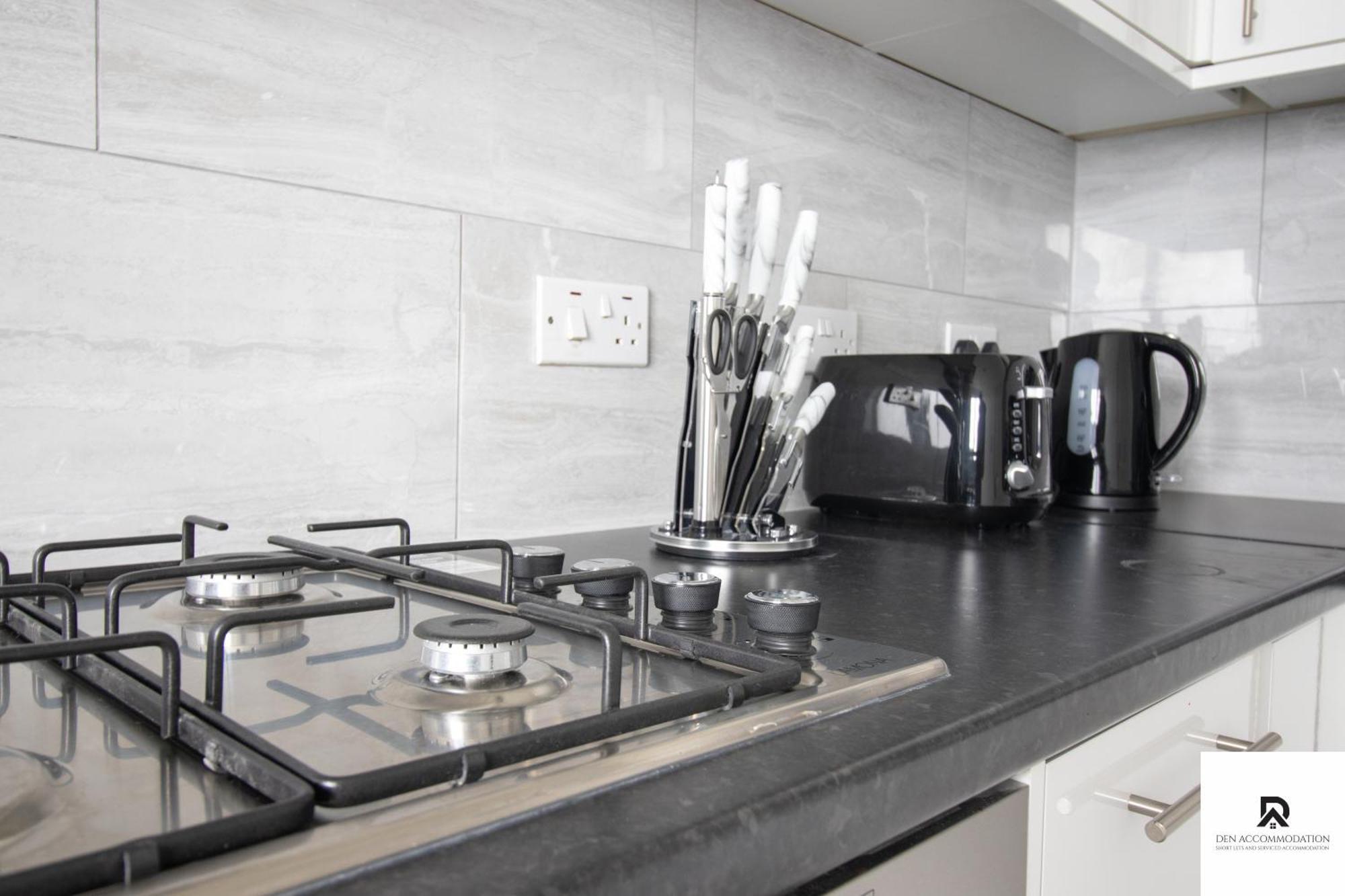 Newly Launched Two Bedroom House By Den Accommodation Short Lets & Serviced Accommodation With Garden 런던 외부 사진