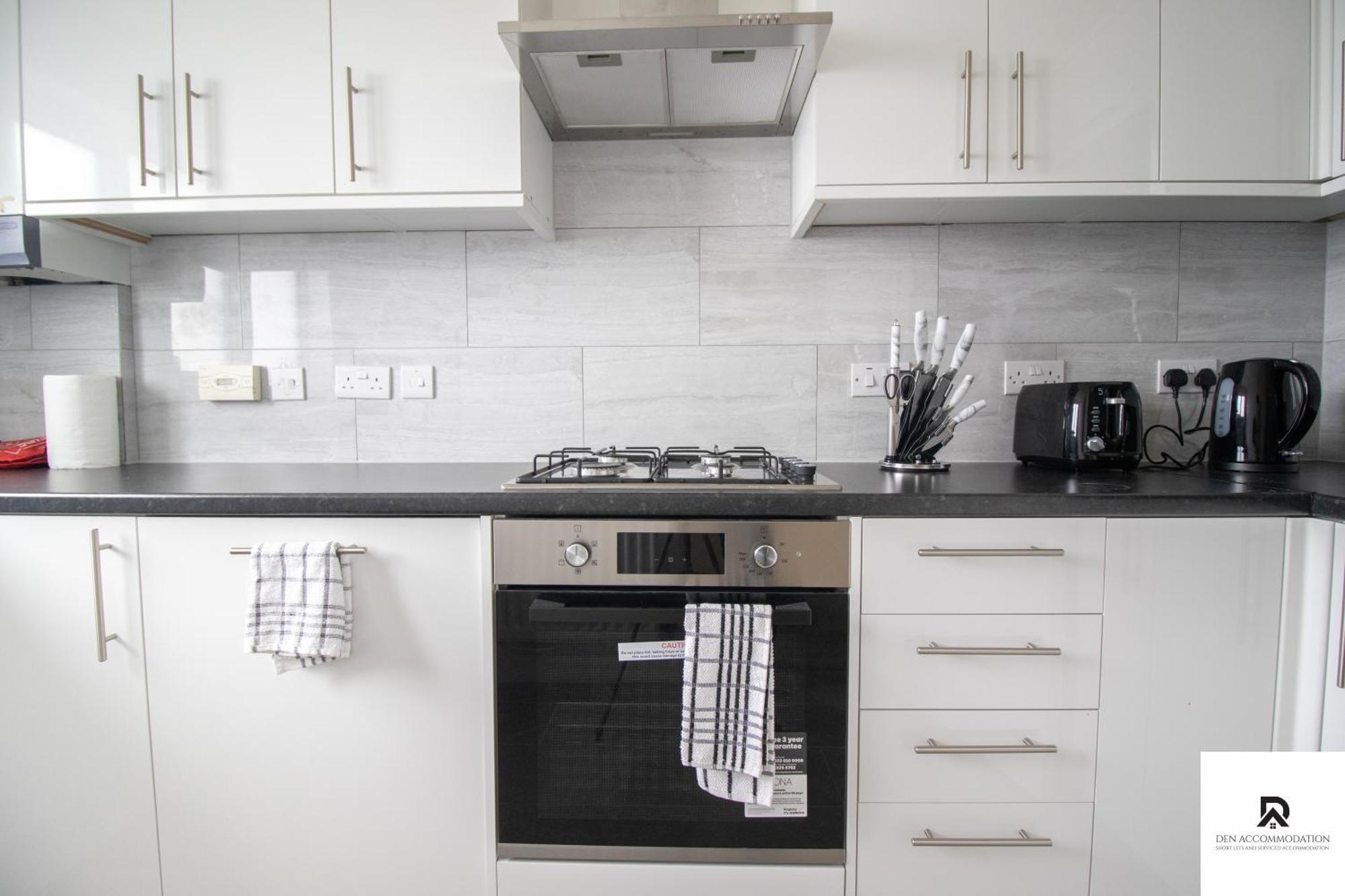 Newly Launched Two Bedroom House By Den Accommodation Short Lets & Serviced Accommodation With Garden 런던 외부 사진